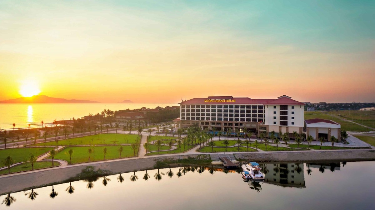 Khách sạn Mường Thanh Holiday Hội An trong dáng chiều hoàng hôn