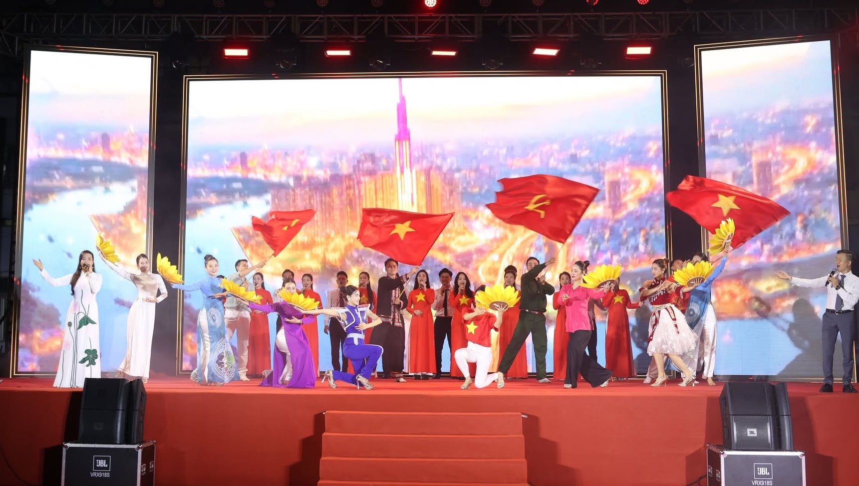 Cán bộ, đoàn viên Công đoàn Thủ đô: Tự hào quá khứ - viết tiếp tương lai Cán bộ, đoàn viên Công đoàn Thủ đô: Tự hào quá khứ - viết tiếp tương lai