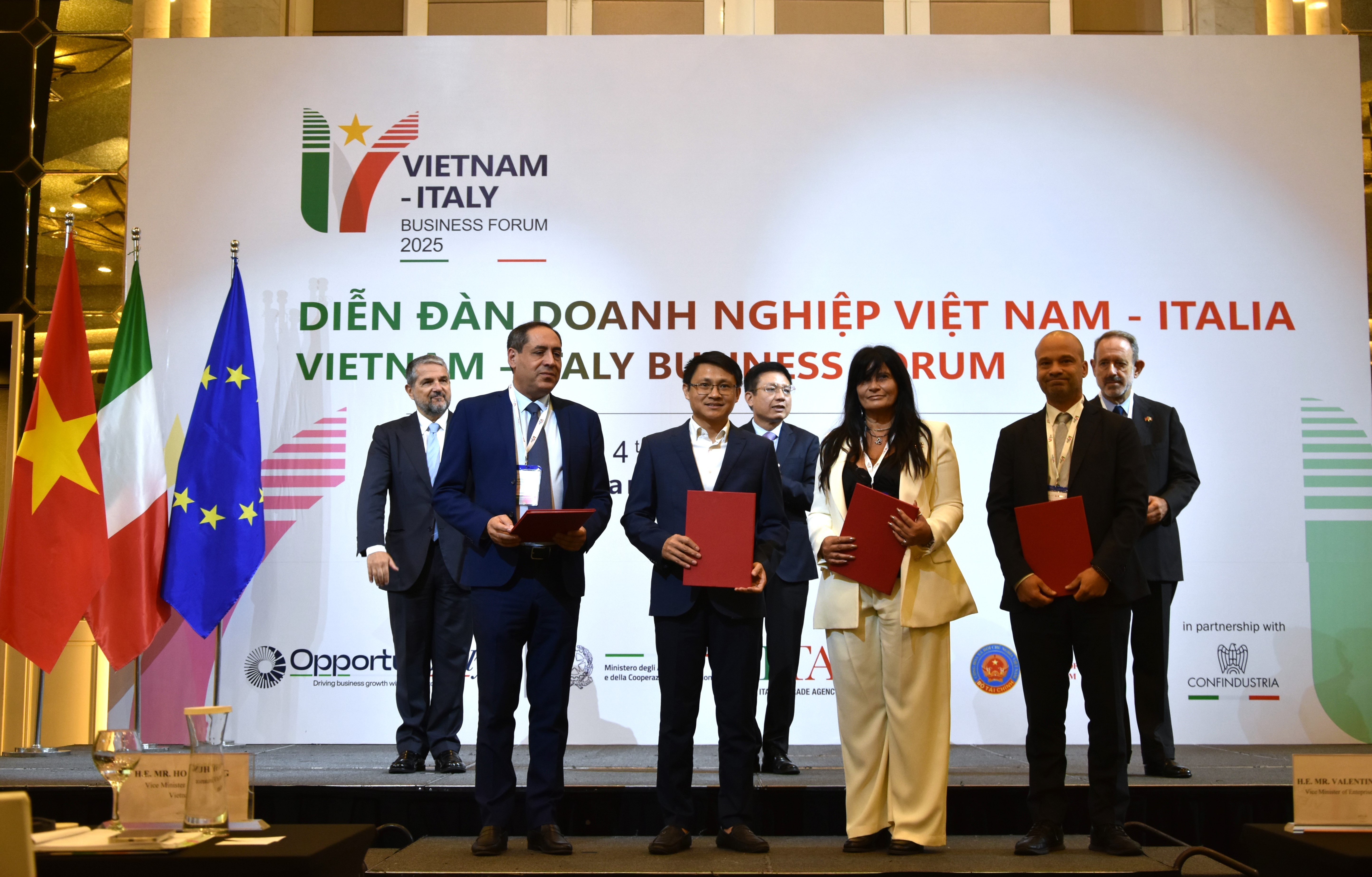 Thúc đẩy hợp tác đầu tư, hướng tới đối tác chiến lược toàn diện