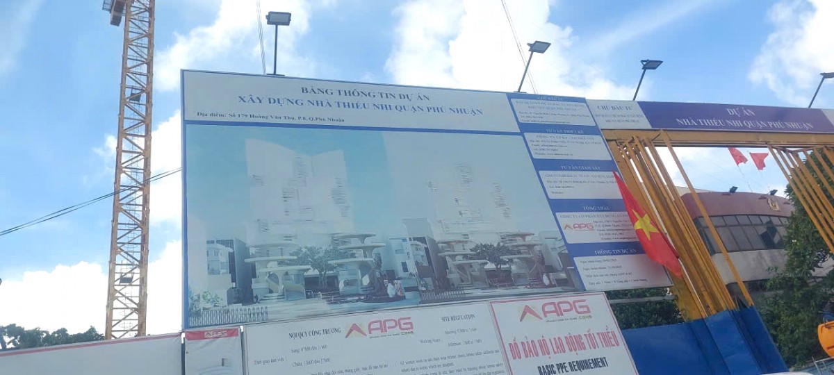 “Thót tim” dưới những cần cẩu thi công xây dựng tại TP.HCM