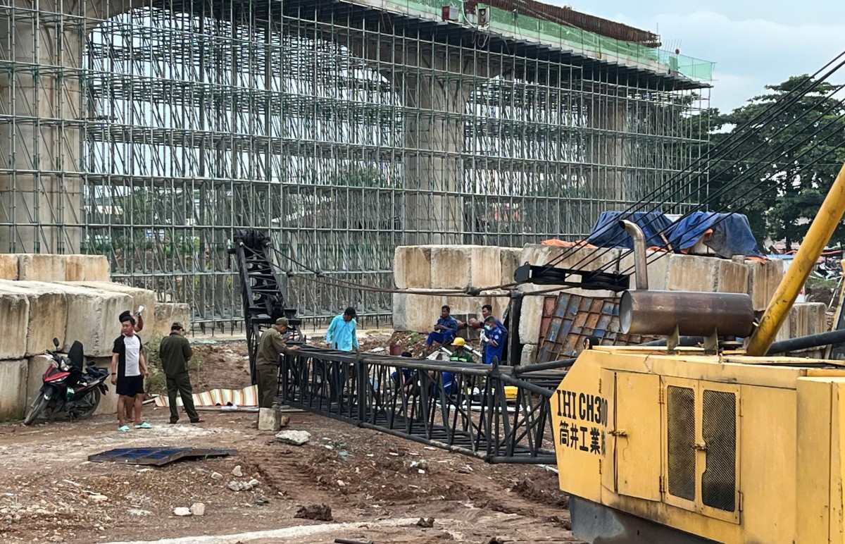 Đừng để người dân phải “thót tim” khi sống dưới những cần trục tháp thi công xây dựng tại TP.HCM