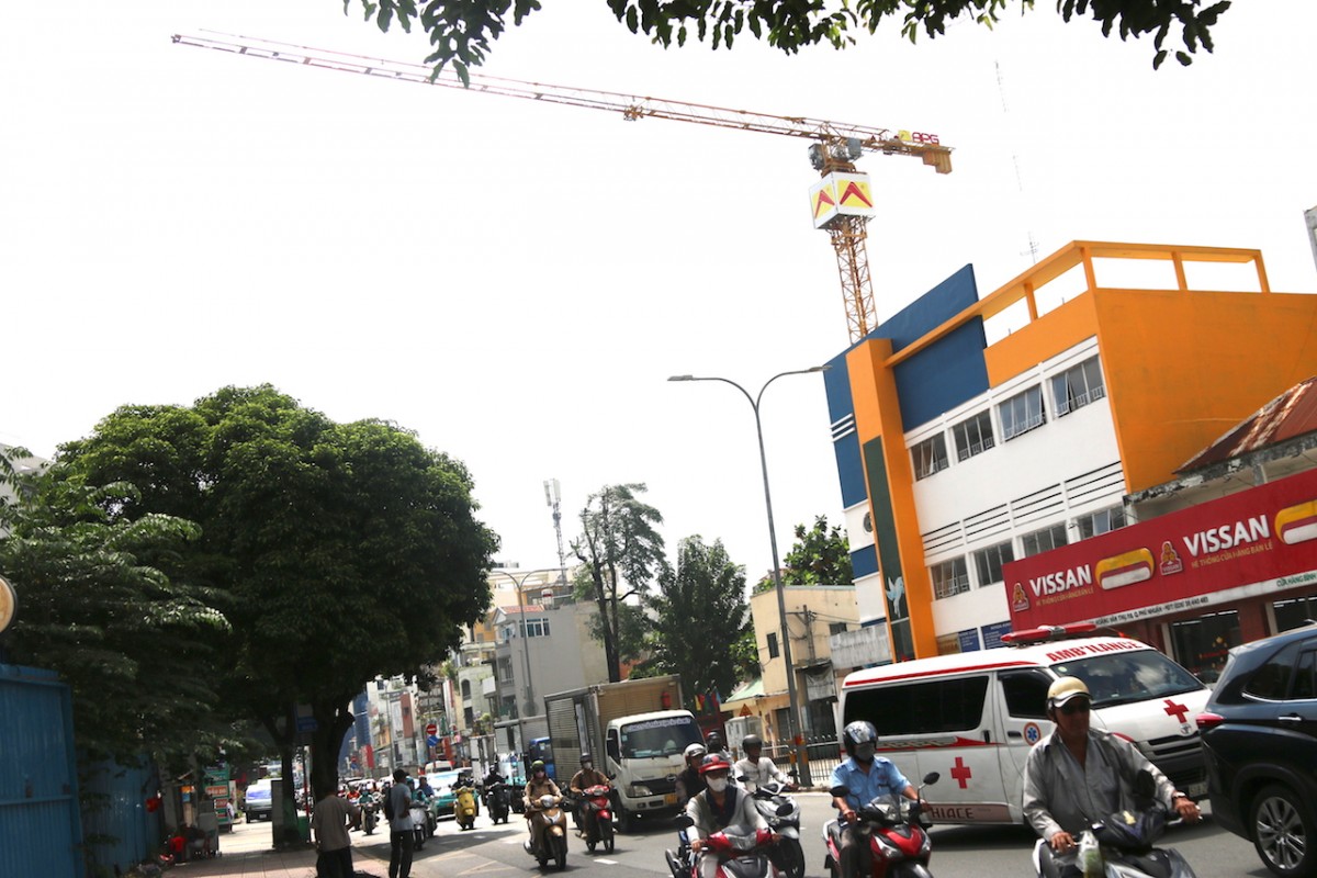 “Thót tim” dưới những cần cẩu thi công xây dựng tại TP.HCM