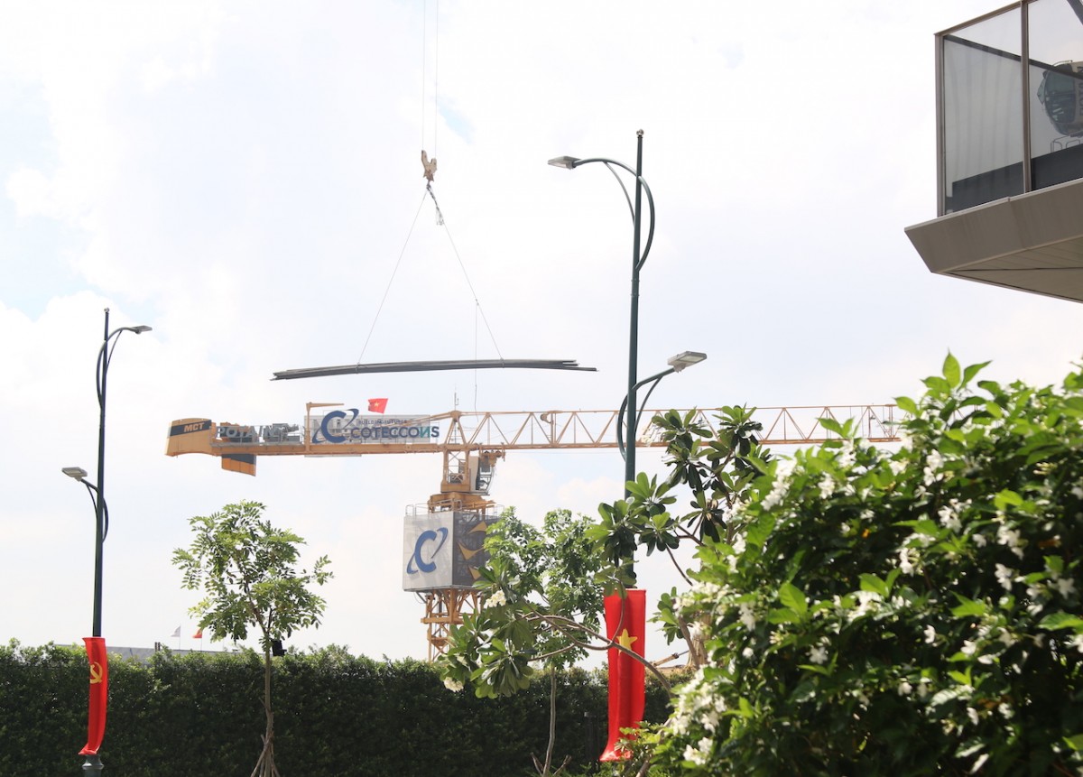 “Thót tim” dưới những cần cẩu thi công xây dựng tại TP.HCM