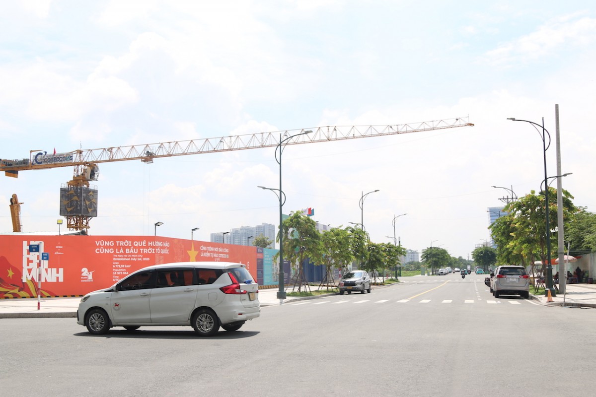 “Thót tim” dưới những cần cẩu thi công xây dựng tại TP.HCM