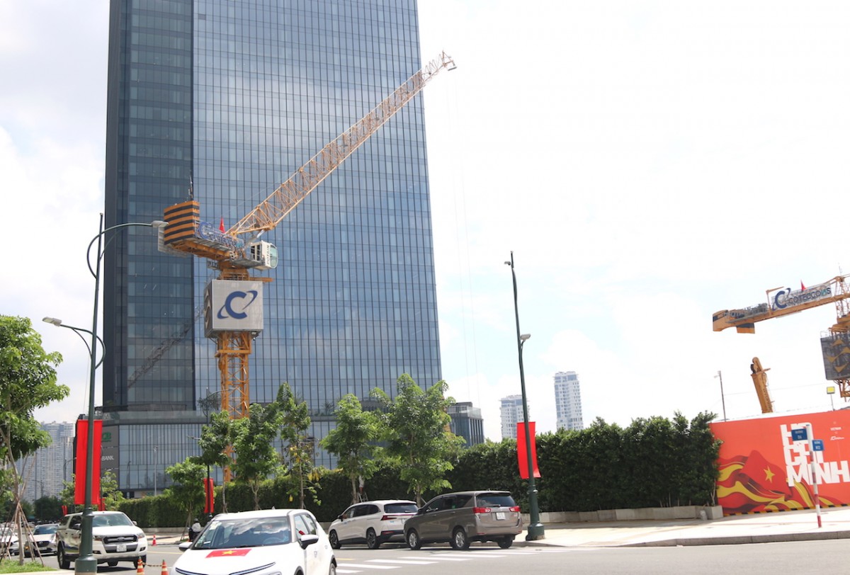 “Thót tim” dưới những cần cẩu thi công xây dựng tại TP.HCM