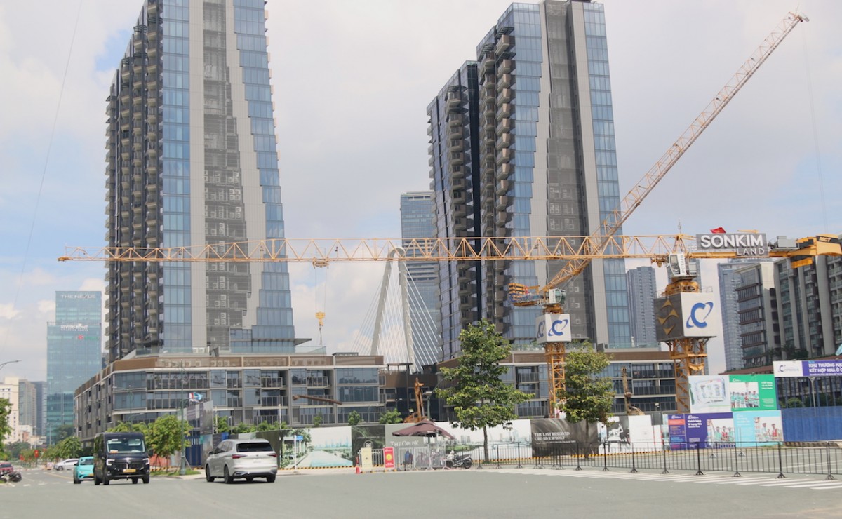 “Thót tim” dưới những cần cẩu thi công xây dựng tại TP.HCM