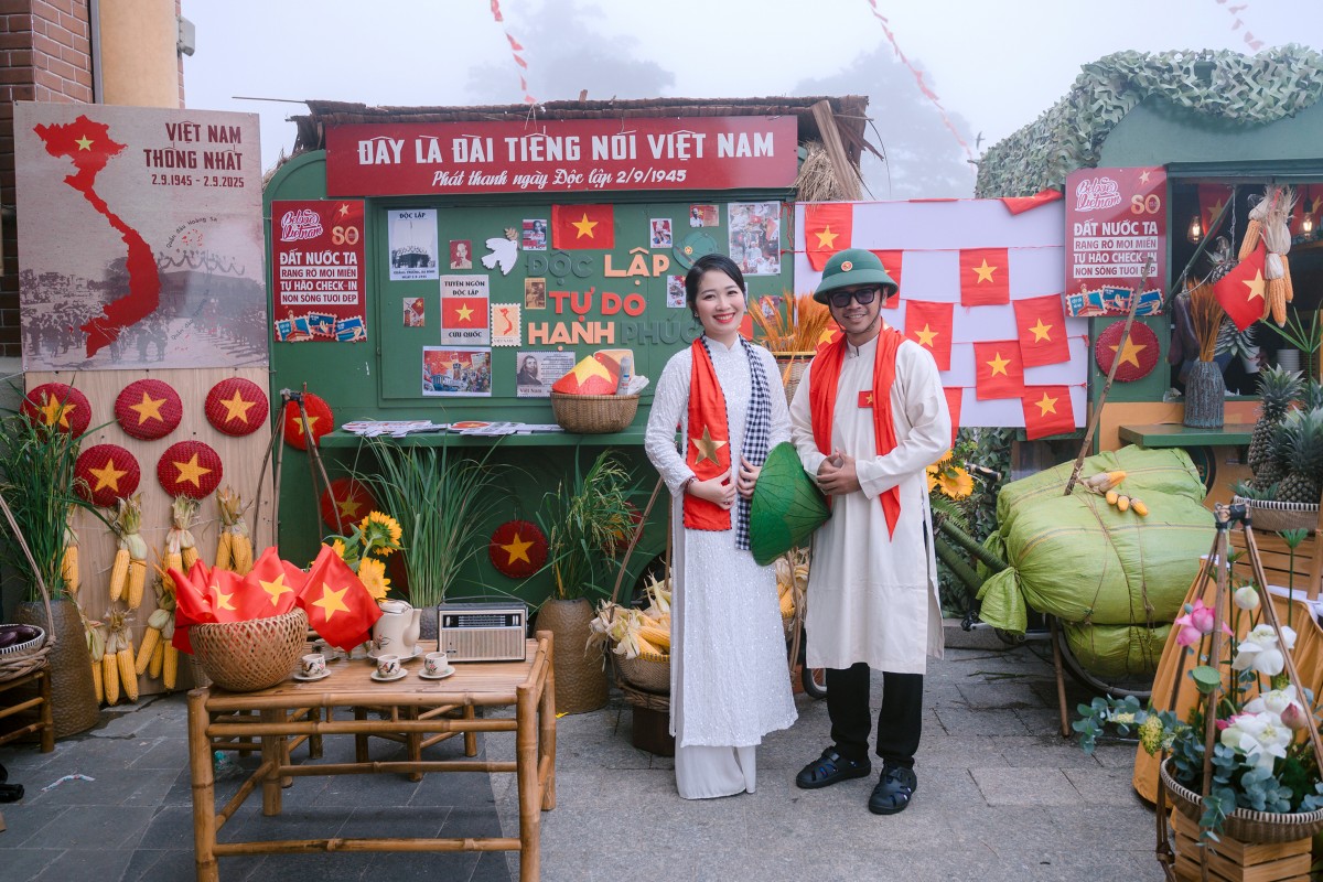 ﻿Du khách hào hứng tham dự chợ lá kỷ lục và triển lãm lịch sử tại núi Bà Đen, Tây Ninh