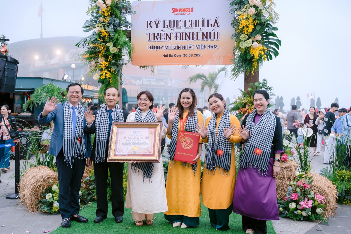 ﻿Du khách hào hứng tham dự chợ lá kỷ lục và triển lãm lịch sử tại núi Bà Đen, Tây Ninh