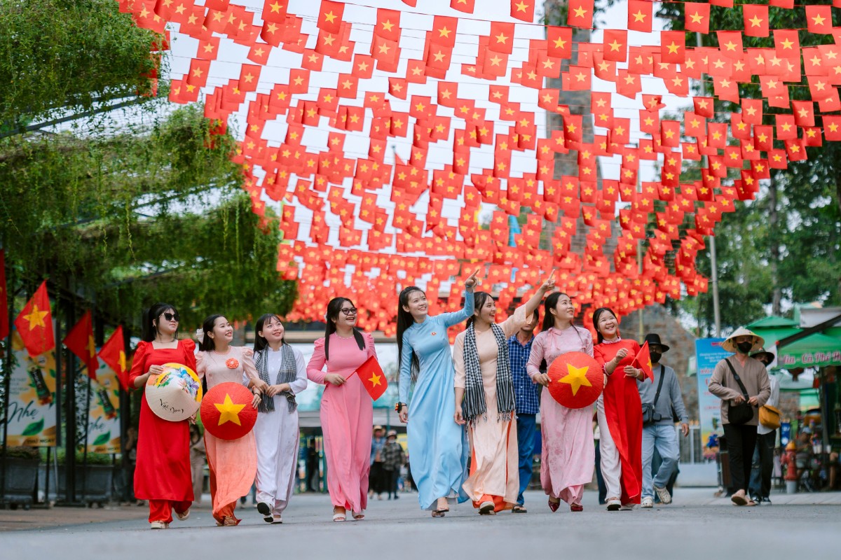 ﻿Du khách hào hứng tham dự chợ lá kỷ lục và triển lãm lịch sử tại núi Bà Đen, Tây Ninh