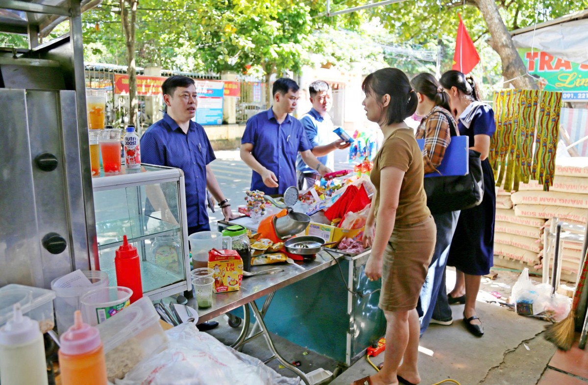 Xã Đoài Phương tăng cường kiểm soát an toàn thực phẩm quanh trường học