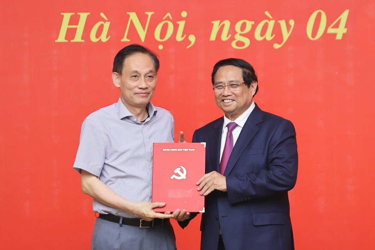 Thủ tướng trao quyết định bổ nhiệm lãnh đạo 8 bộ, cơ quan