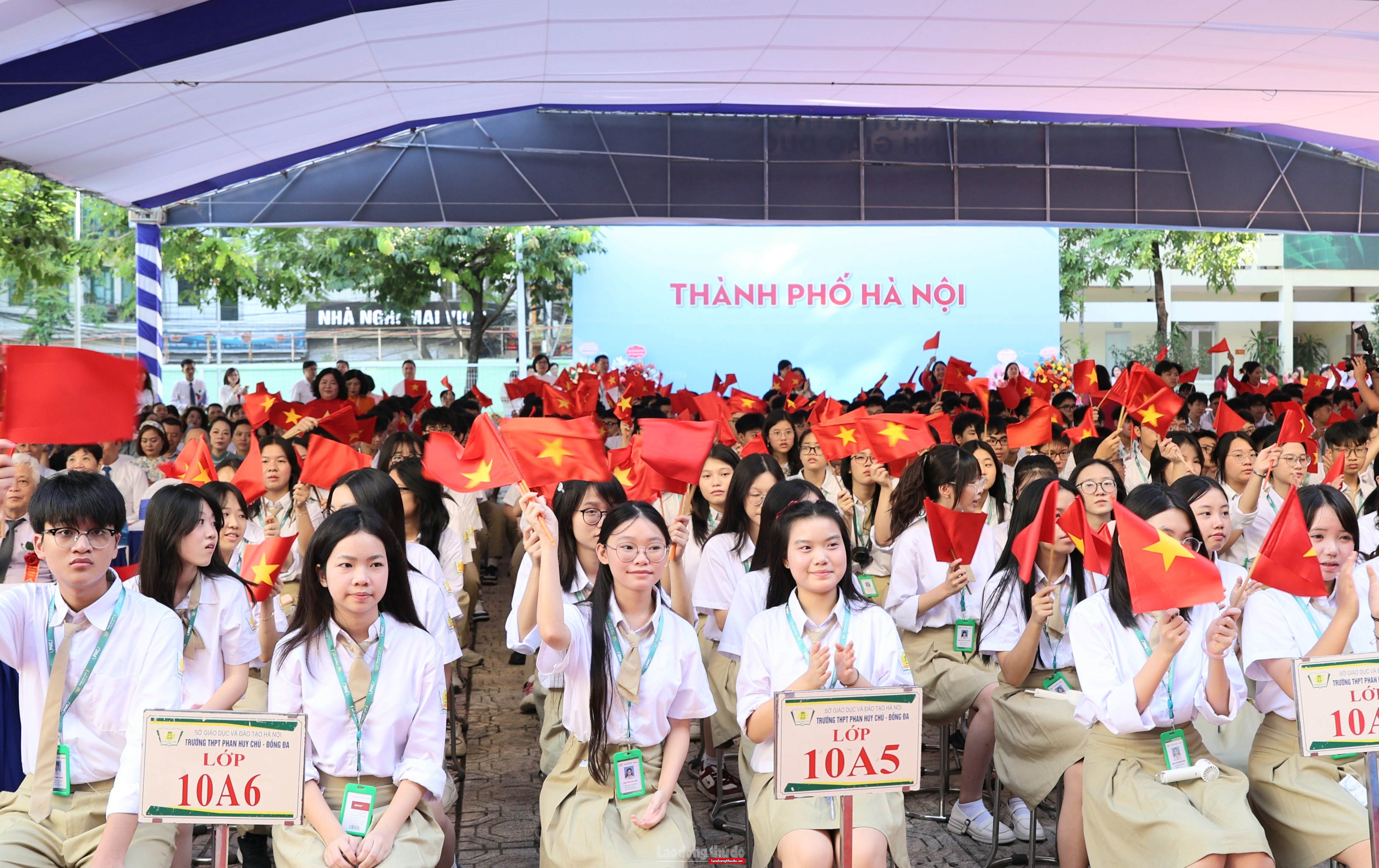 Lãnh đạo thành phố Hà Nội dự Lễ khai giảng tại điểm cầu Trường THPT Phan Huy Chú