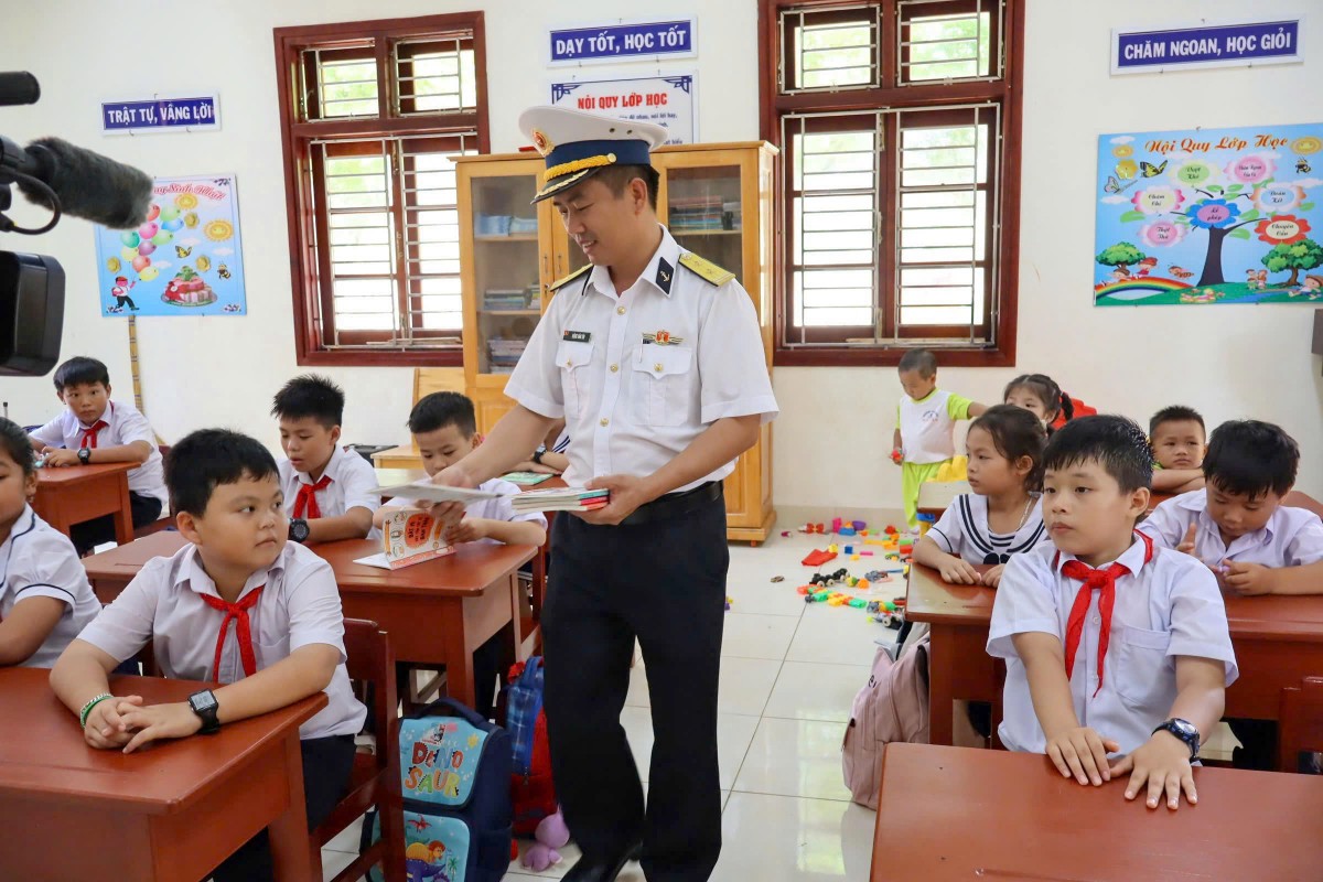 Rộn ràng lễ khai giảng trên quần đảo Trường Sa