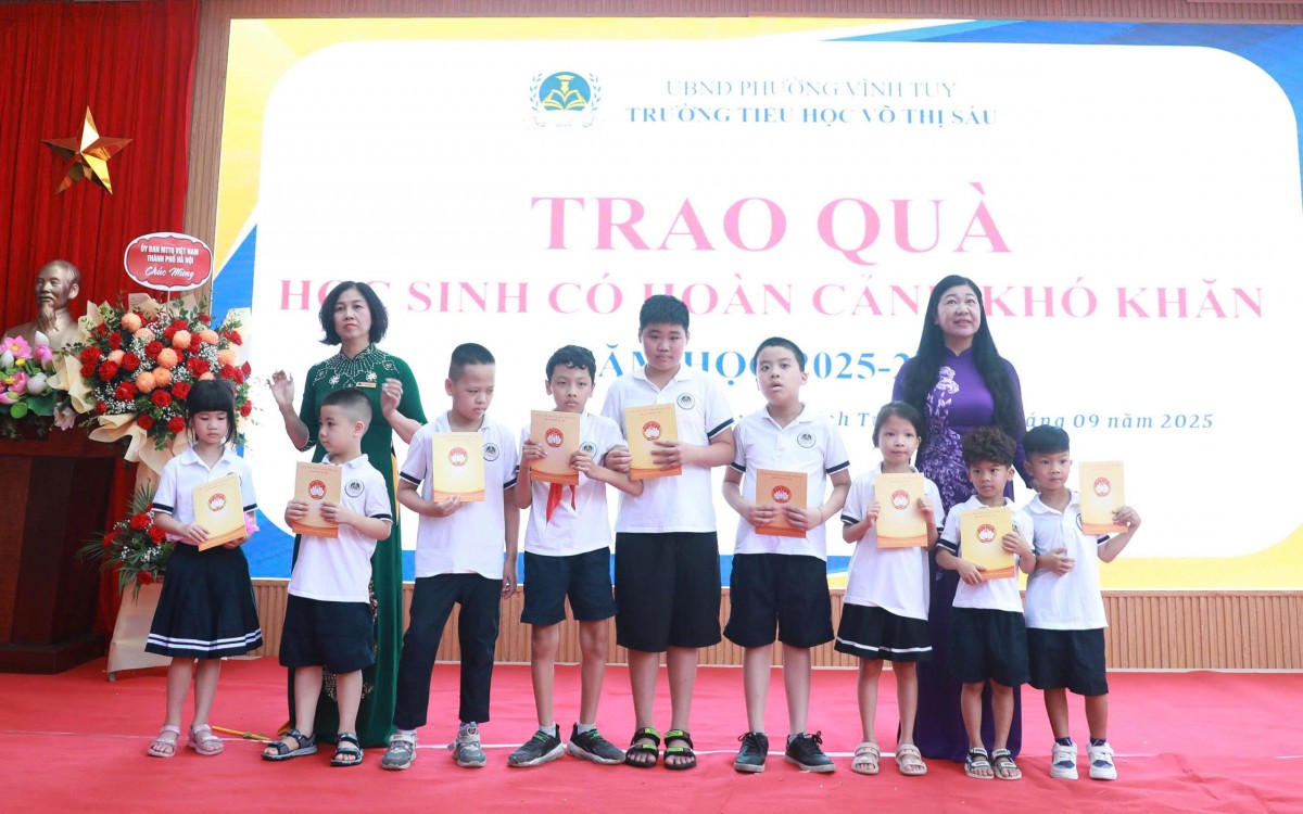 Lãnh đạo Mặt trận thành phố Hà Nội dự khai giảng, tặng quà thầy trò Trường Tiểu học Võ Thị Sáu và Tây Sơn