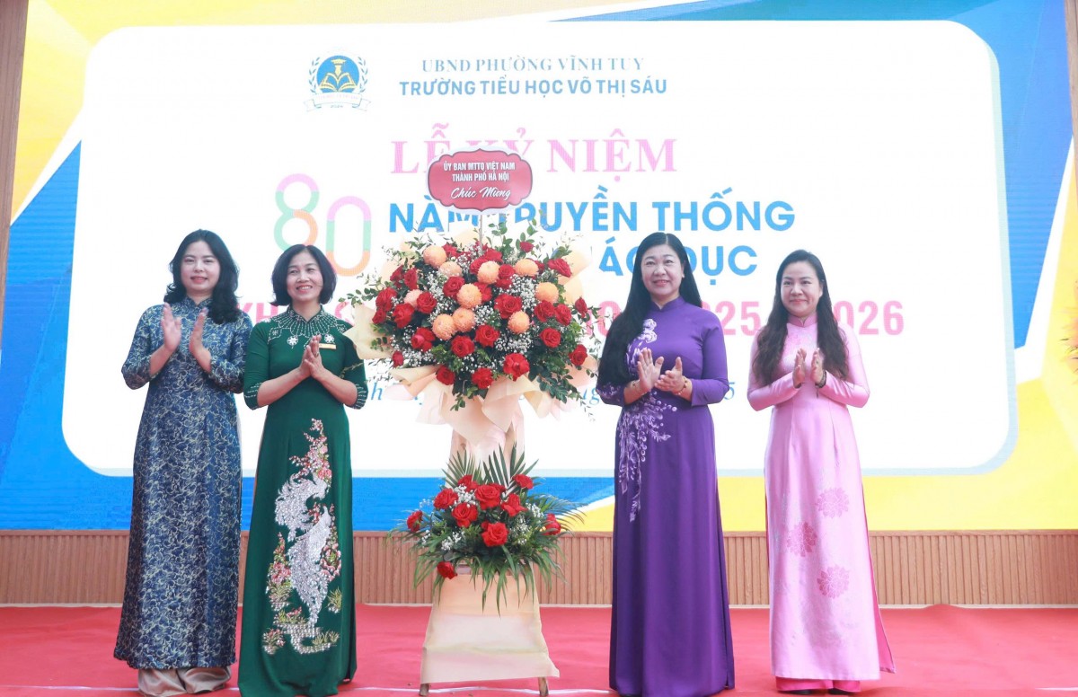 Lãnh đạo Mặt trận thành phố Hà Nội dự khai giảng, tặng quà thầy trò Trường Tiểu học Võ Thị Sáu và Tây Sơn