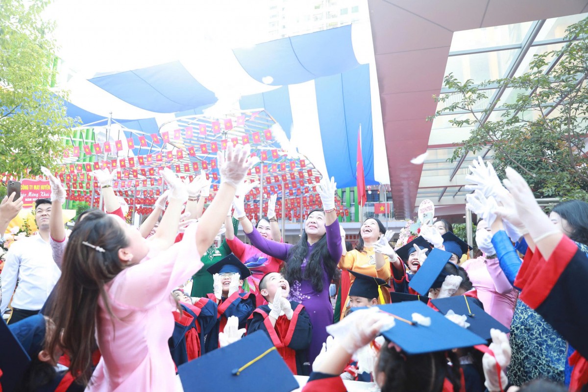 Lãnh đạo Mặt trận thành phố Hà Nội dự khai giảng, tặng quà thầy trò Trường Tiểu học Võ Thị Sáu và Tây Sơn