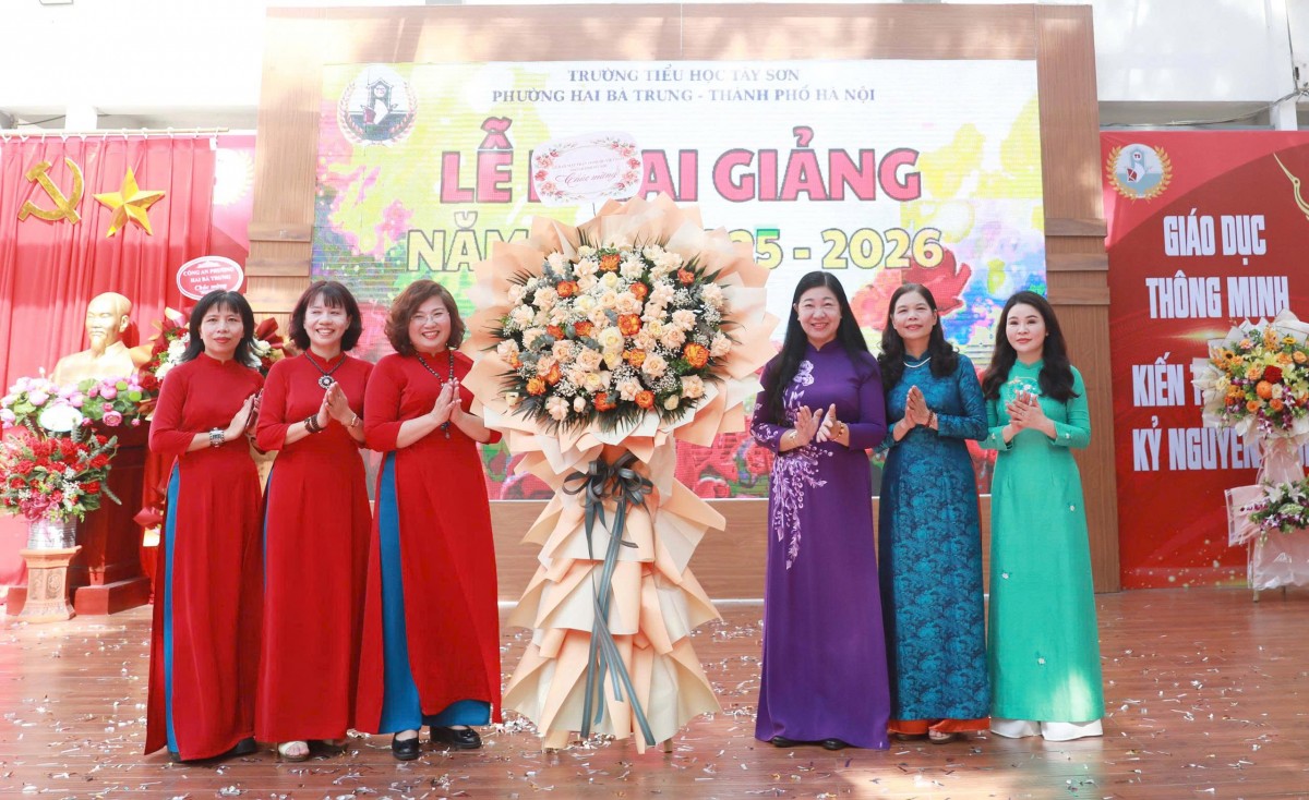 Lãnh đạo Mặt trận thành phố Hà Nội dự khai giảng, tặng quà thầy trò Trường Tiểu học Võ Thị Sáu và Tây Sơn