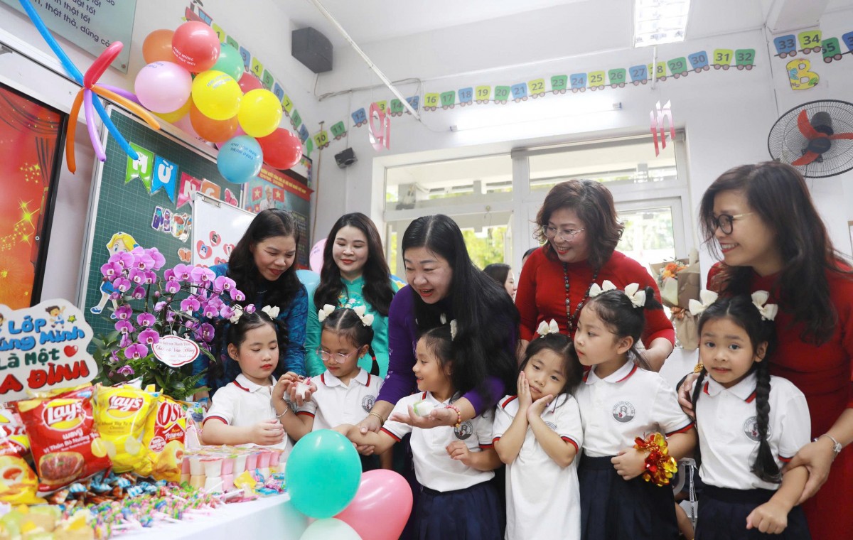 Lãnh đạo Mặt trận thành phố Hà Nội dự khai giảng, tặng quà thầy trò Trường Tiểu học Võ Thị Sáu và Tây Sơn
