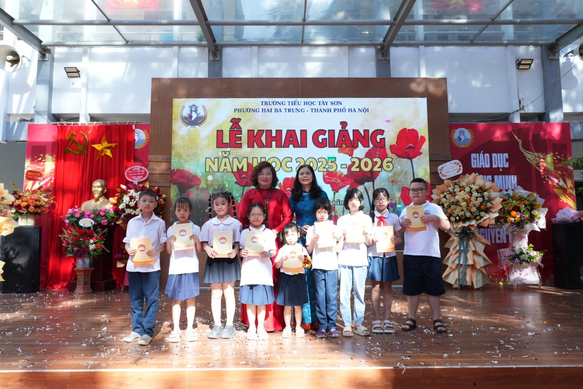 Lãnh đạo Mặt trận thành phố Hà Nội dự khai giảng, tặng quà thầy trò Trường Tiểu học Võ Thị Sáu và Tây Sơn