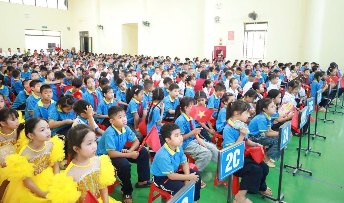 Triển khai bắt buộc dạy 2 buổi/ngày: Học sinh tiểu học học tối đa 7 tiết, không thu phí buổi 2