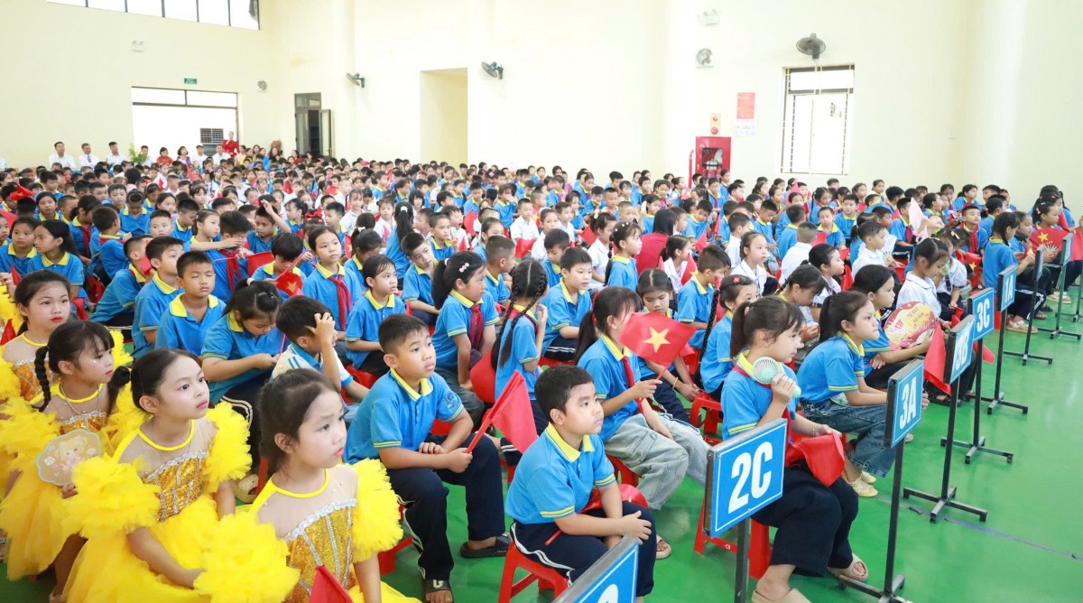 Triển khai bắt buộc dạy 2 buổi/ngày: Học sinh tiểu học học tối đa 7 tiết, không thu phí buổi 2