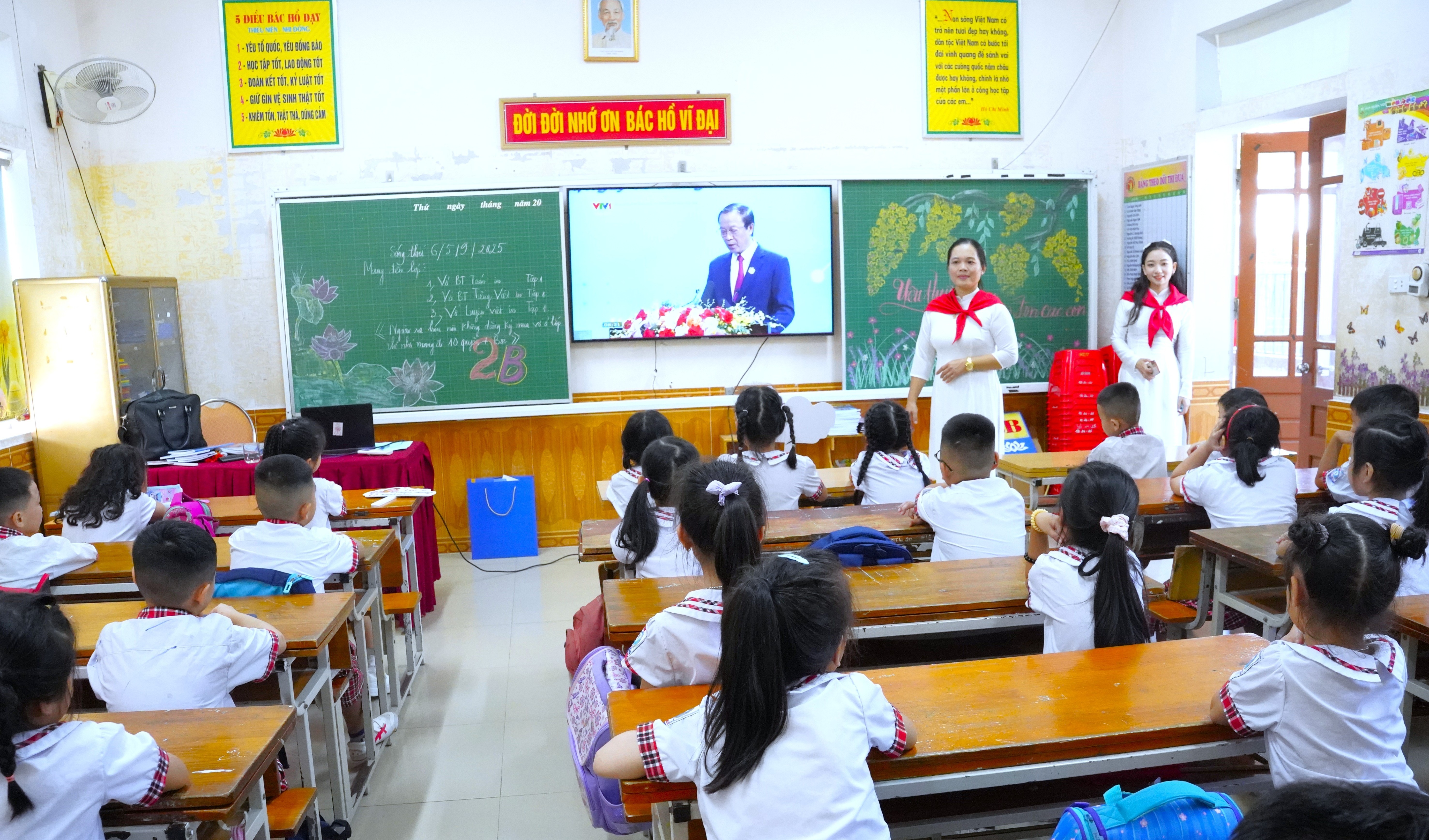 Gần 1 triệu học sinh Nghệ An dự khai giảng năm học mới