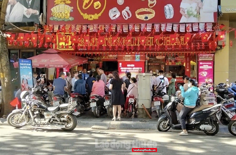 Có tiền vẫn không mua nổi vàng: “Cơn sốt” vàng lập đỉnh, thị trường căng thẳng