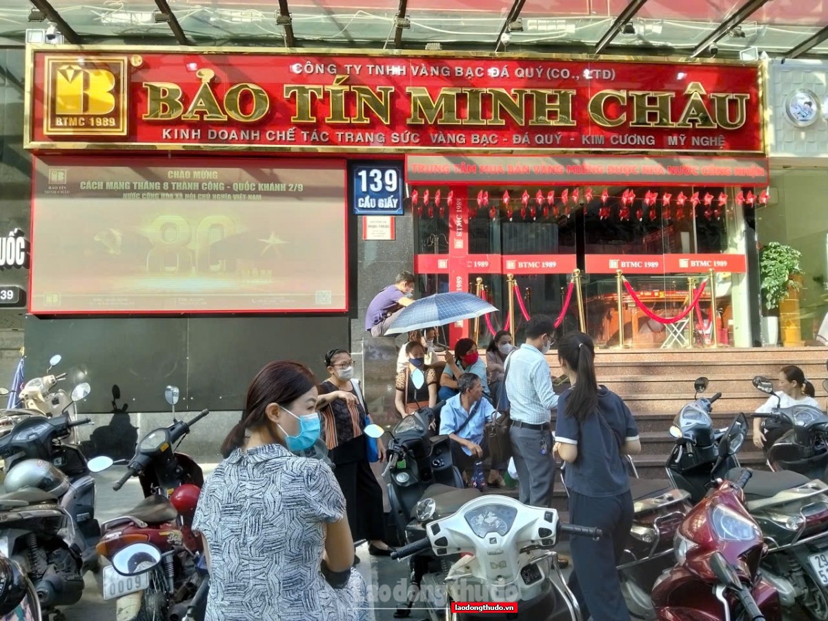 Có tiền vẫn không mua nổi vàng: “Cơn sốt” vàng lập đỉnh, thị trường căng thẳng