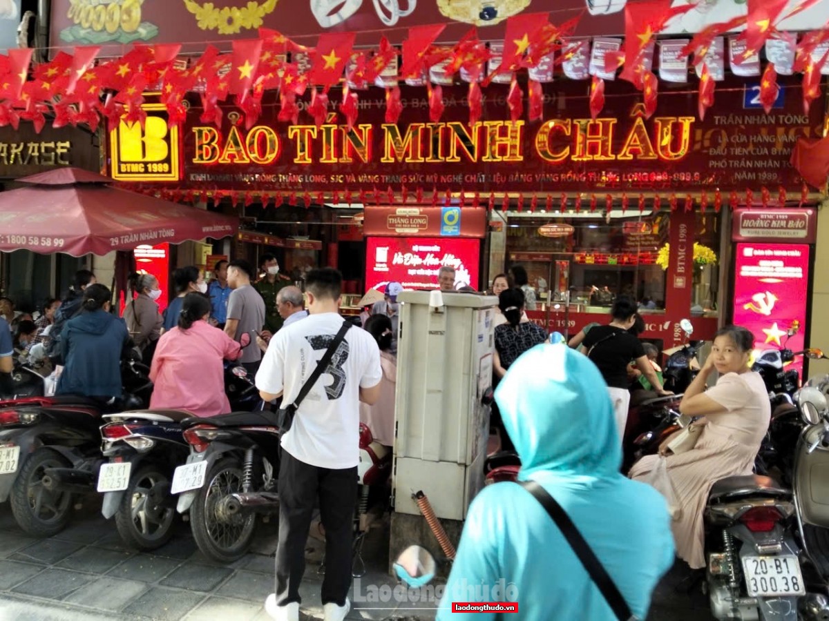 Có tiền vẫn không mua nổi vàng: “Cơn sốt” vàng lập đỉnh, thị trường căng thẳng