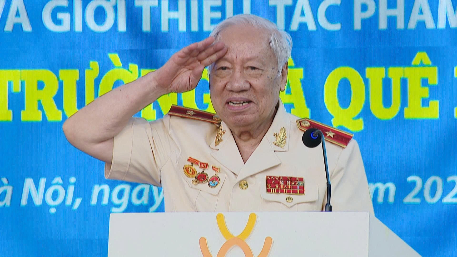 Trao tặng 8 di ảnh Anh hùng Liệt sĩ CAND và ra mắt hồi ký