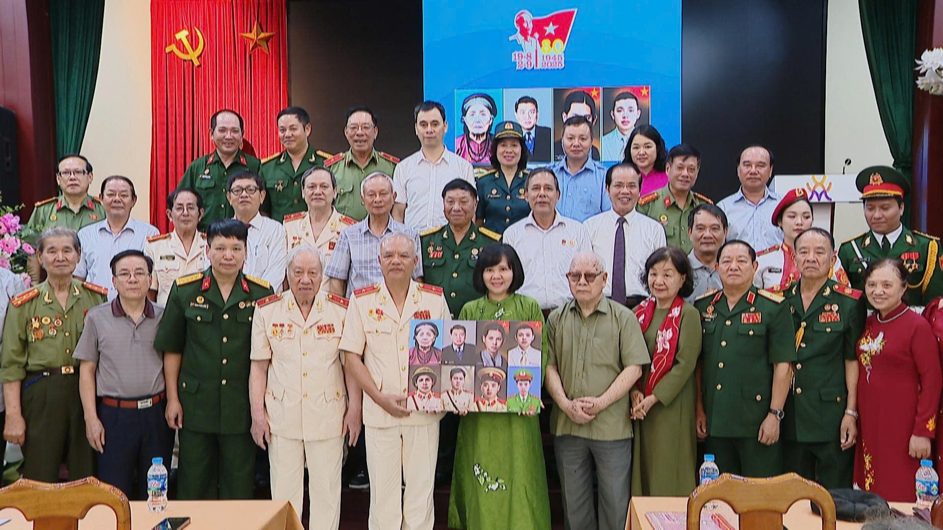 Trao tặng 8 di ảnh Anh hùng Liệt sĩ CAND và ra mắt hồi ký