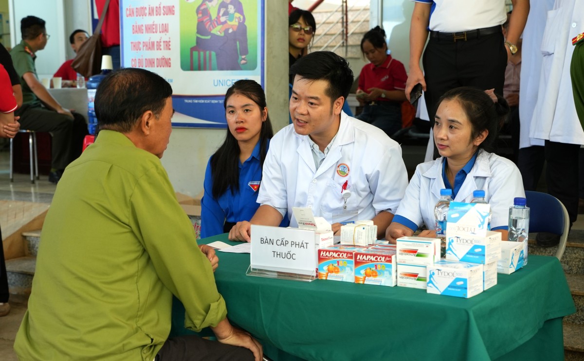 Nâng bước trẻ em Điện Biên trong năm học mới