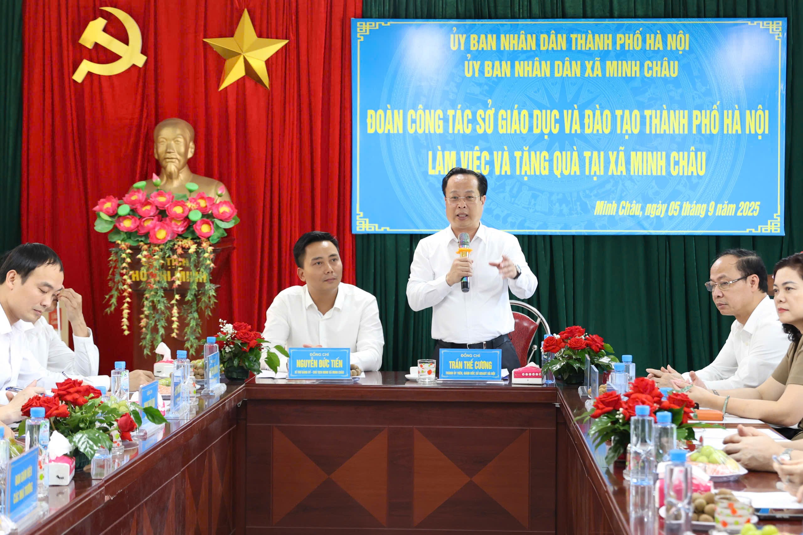 Lãnh đạo Sở Giáo dục và Đào tạo Hà Nội làm việc, tặng quà tại xã Minh Châu