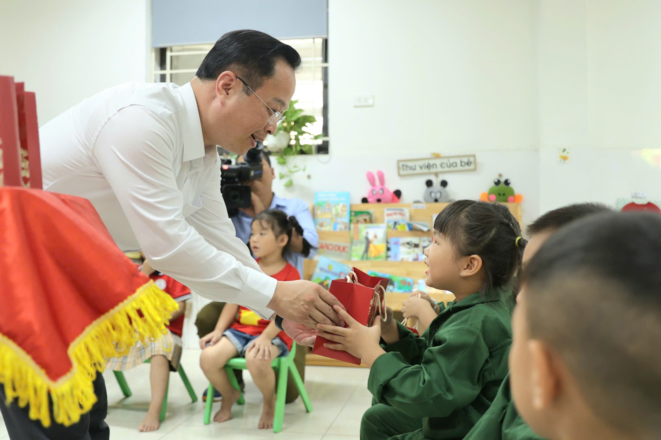 Lãnh đạo Sở Giáo dục và Đào tạo Hà Nội làm việc, tặng quà tại xã Minh Châu