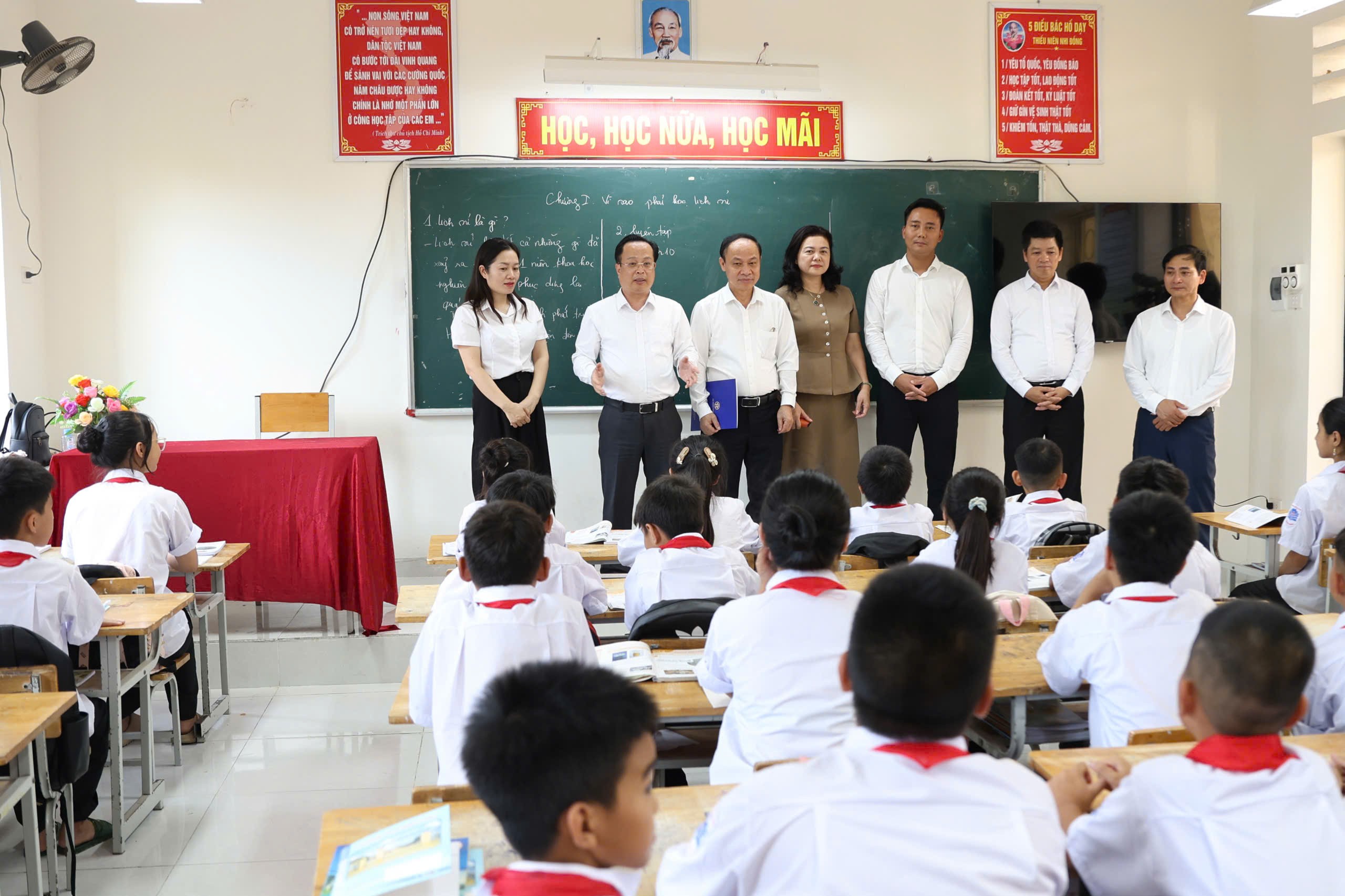 Lãnh đạo Sở Giáo dục và Đào tạo Hà Nội làm việc, tặng quà tại xã Minh Châu