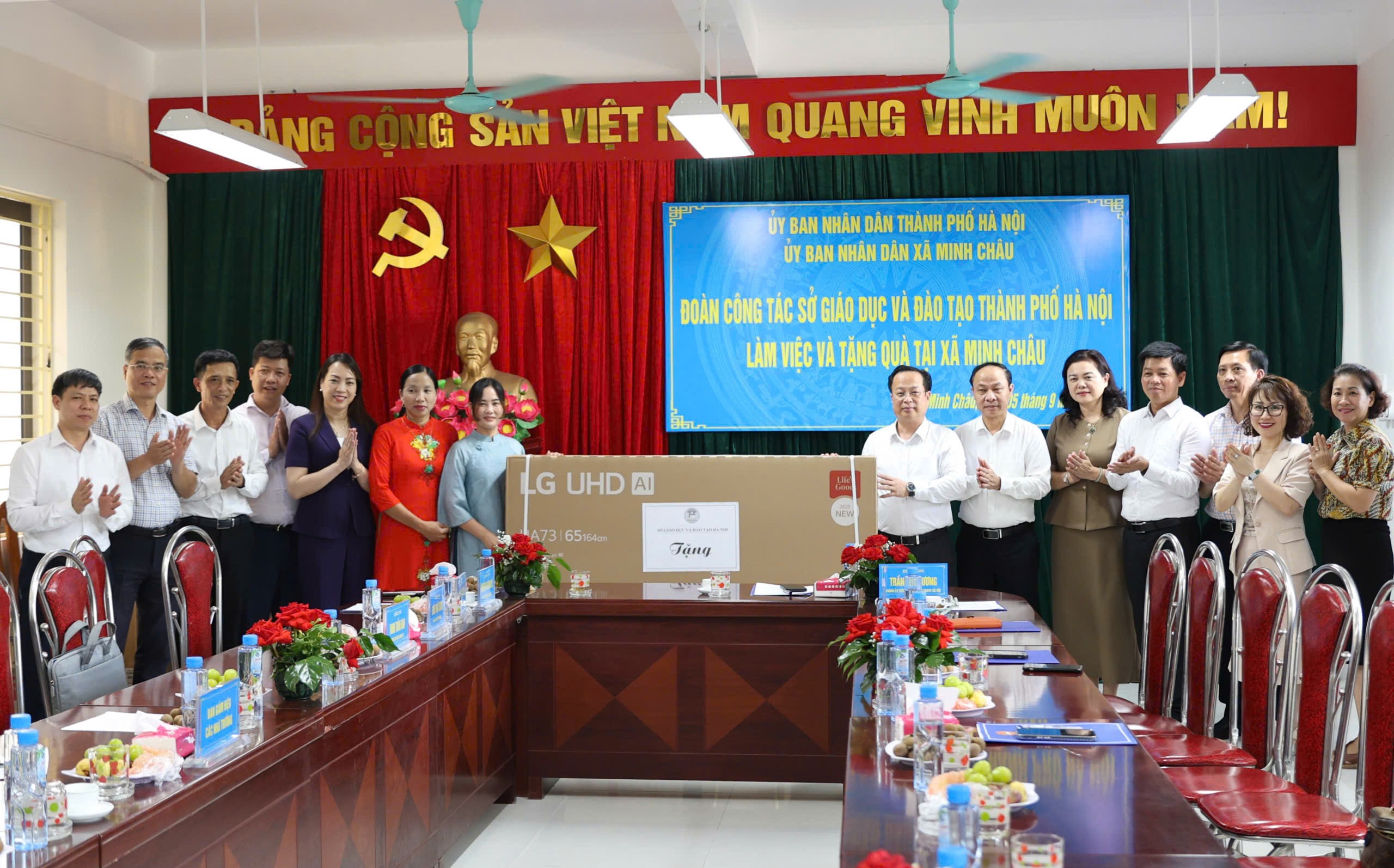 Lãnh đạo Sở Giáo dục và Đào tạo Hà Nội làm việc, tặng quà tại xã Minh Châu