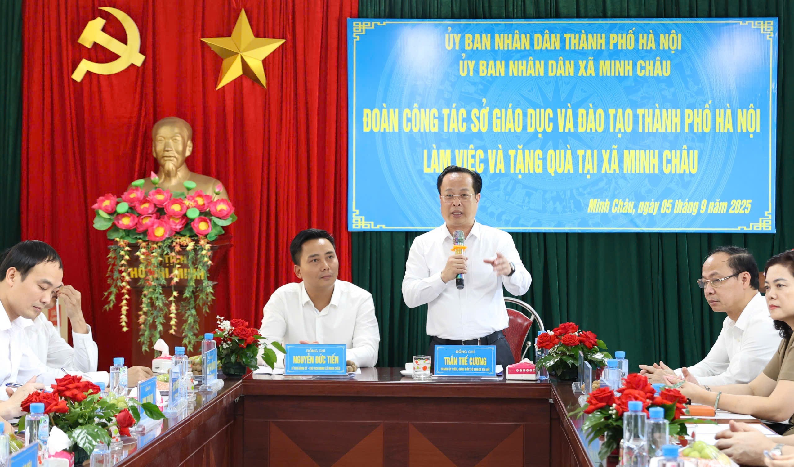 Lãnh đạo Sở Giáo dục và Đào tạo Hà Nội làm việc, tặng quà tại xã Minh Châu