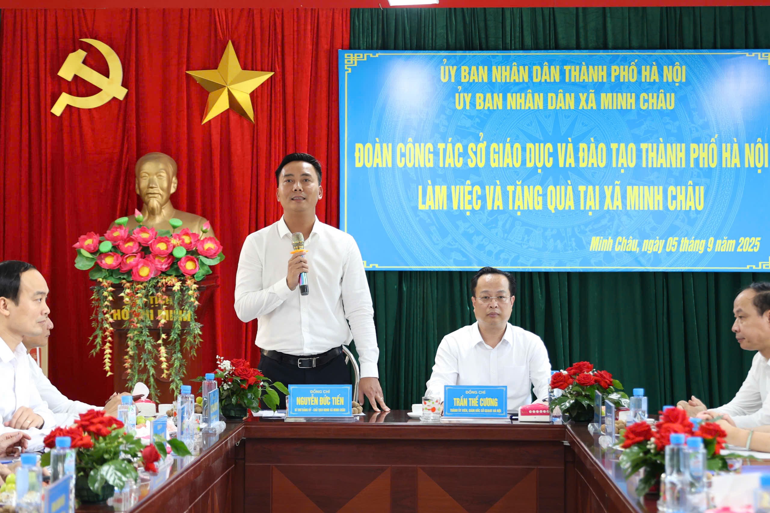 Lãnh đạo Sở Giáo dục và Đào tạo Hà Nội làm việc, tặng quà tại xã Minh Châu