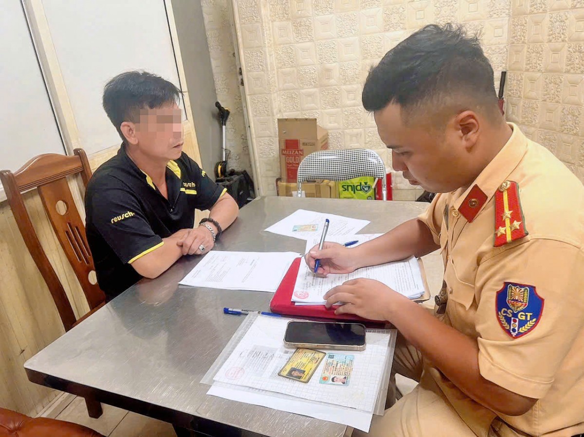 Xử phạt tài xế làm đổ dầu diesel trên phố Bạch Thành Phong, Hà Nội