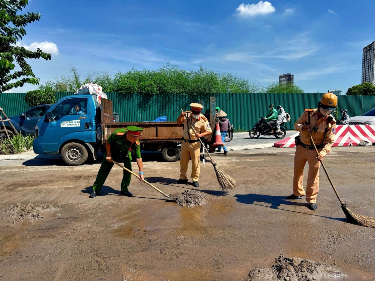 Xử phạt tài xế làm đổ dầu diesel trên phố Bạch Thành Phong, Hà Nội