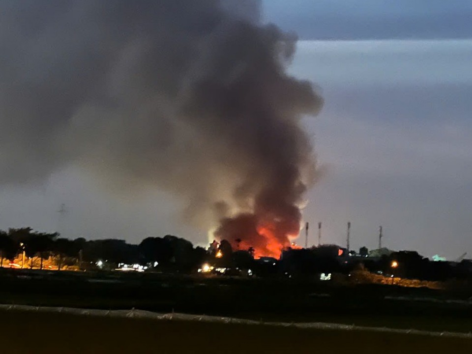 Cháy lớn ở khu tập thể Diêm Gỗ Cầu Đuống: Toàn khu phố cắt điện để hỗ trợ chữa cháy