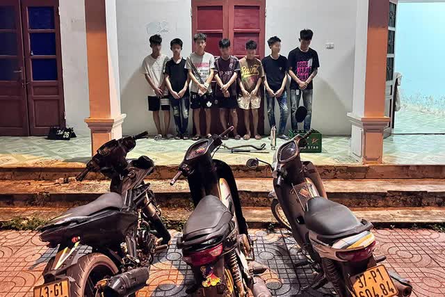 Bắt giữ nhóm thiếu niên cầm kiếm, chạy xe tốc độ cao, quay clip câu view Bắt giữ nhóm thiếu niên cầm kiếm, chạy xe tốc độ cao, quay clip câu view