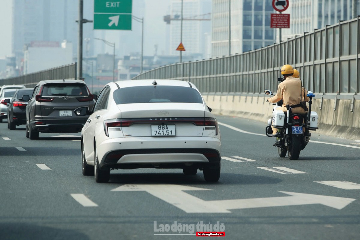 Tăng cường xử phạt xe đi vào làn khẩn cấp tại đường Vành đai 3 trên cao Tăng cường xử phạt xe đi vào làn khẩn cấp tại đường Vành đai 3 trên cao