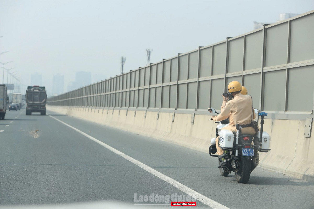 Tăng cường xử phạt xe đi vào làn khẩn cấp tại đường Vành đai 3 trên cao Tăng cường xử phạt xe đi vào làn khẩn cấp tại đường Vành đai 3 trên cao