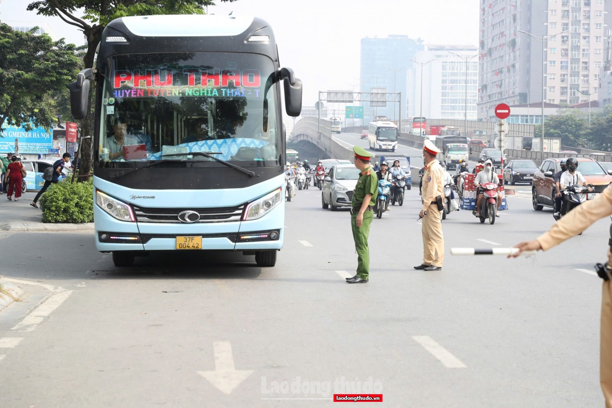 Tăng cường xử phạt xe đi vào làn khẩn cấp tại đường Vành đai 3 trên cao Tăng cường xử phạt xe đi vào làn khẩn cấp tại đường Vành đai 3 trên cao