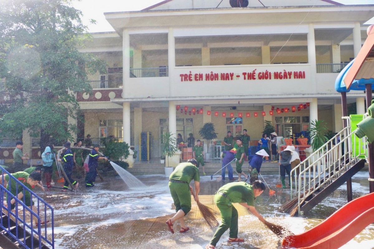Công an xã Xuân Mai chung sức cùng Nhân dân khắc phục hậu quả mưa lũ