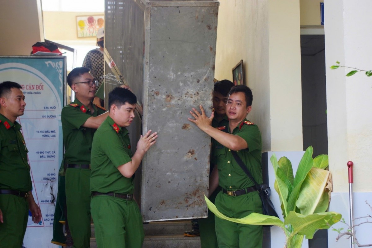 Công an xã Xuân Mai chung sức cùng Nhân dân khắc phục hậu quả mưa lũ