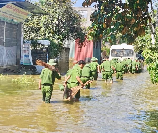 Công an xã Xuân Mai chung sức cùng Nhân dân khắc phục hậu quả mưa lũ
