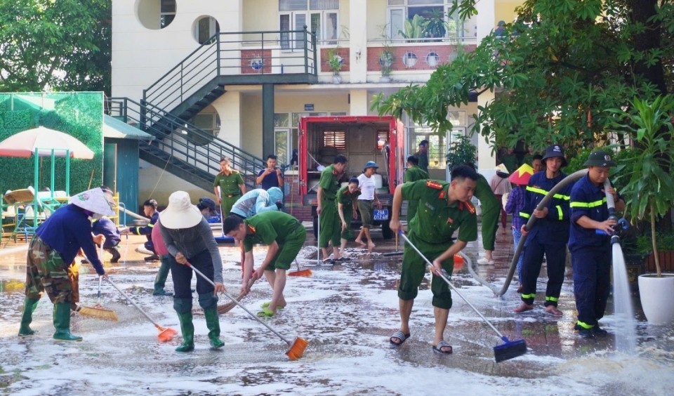 Công an xã Xuân Mai chung sức cùng Nhân dân khắc phục hậu quả mưa lũ