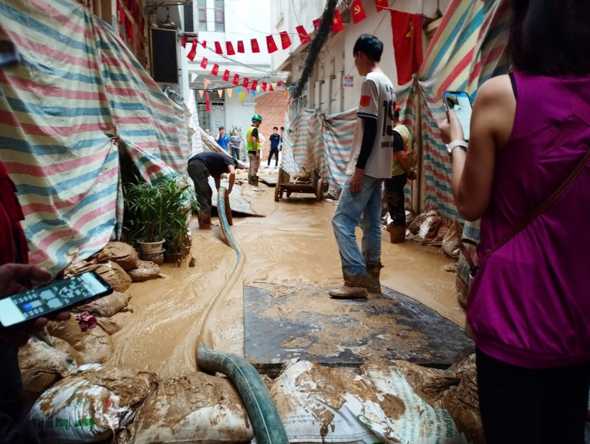 Lại xảy ra sự cố bùn trào khi thi công hầm metro Nhổn - Ga Hà Nội Lại xảy ra sự cố bùn trào khi thi công hầm metro Nhổn - Ga Hà Nội